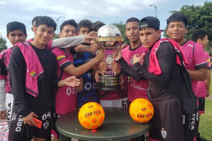 Los jóvenes de Independiente abrazando el trofeo de la Copa Sudamericana.