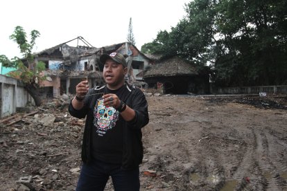 Ronald Chávez realizó una sesión de medición de energías con las varillas radiestésicas.