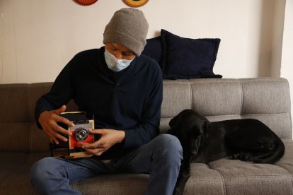 Su esposa Katherine es quién le ayuda con su recuperación.