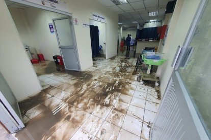 El hospital Rafael Serrano quedó afectado por el agua.