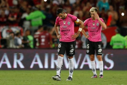 El volante de los rayados, Cristian Pellerano, fue expulsado durante el duelo ante Barcelona.