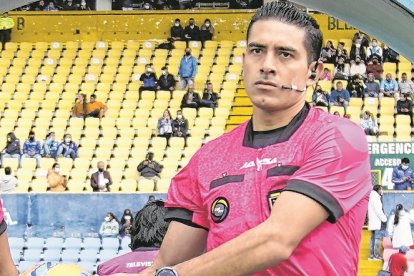 El juez ecuatoriano Gabriel González fue criticado por su labor, tras el duelo entre la U. Católica y Macará.