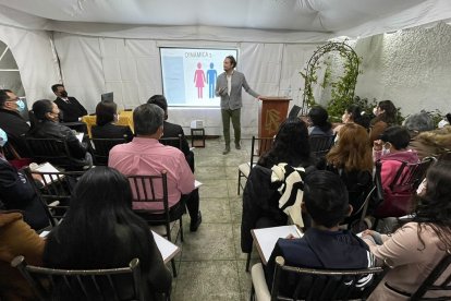 El resto 

de la semana participa en capacitaciones para  

empresas.