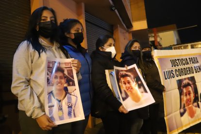 Familiares de la víctima llevaron carteles para pedir justicia por el caso.