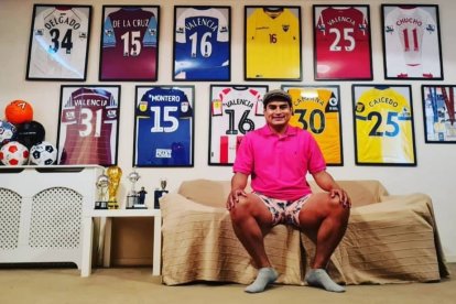Collante guarda las camisetas que le han regalado, los ecuatorianos que han jugado en Inglaterra.