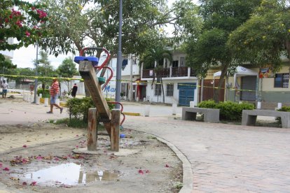 Los juegos infantiles están destruidos por el mal tiempo.