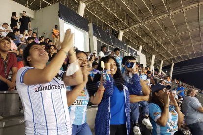 Minuto 40. Gisel de Luna da gracias a Dios por el gol de su esposo. Romina, Dania, Alexandra, D’Alessandro y la madrina Nancy Sellán se quedaron sin garganta de gritar el gol.