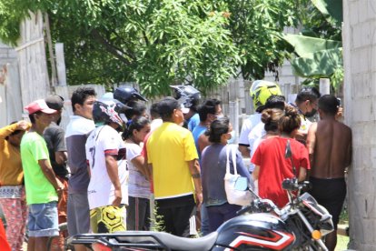 Vecinos de la víctima se aglomeraron cerca de la escena del crimen. No creían lo que había ocurrido.