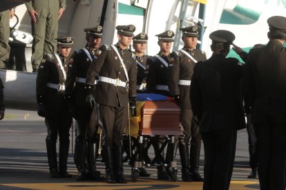 La ecuatoriana perdió la vida junto a 21 compañeros.  Familiares de la policía que falleció en atentado, Kevin Chicó, Elizabeth Vallejo y Roberto Chicó a su retorno de Colombia en el aeropuerto en Tababela. Quito, 19 enero del 2019 Agencia ( ag - expreso ag extra) Reunión.