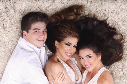 Junto a su hermana Mariela y a su famosa mamá, de quien dice ha aprendido mucho.