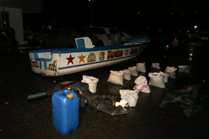 Una lancha rápida y doce sacos de camarón estuvieron entre lo recuperado durante un operativo de la Sidprobac.