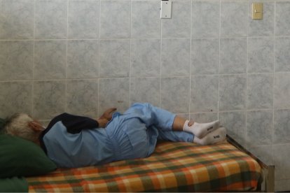 El aislamiento los puede volver personas depresivas y complicar su estado de salud.