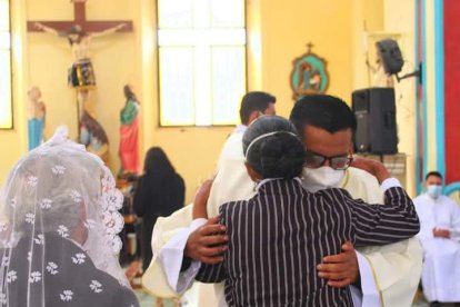 Marujita  Changoluisa abraza a su nieto cuando se ordenó como diácono, un paso antes de ser sacerdote.