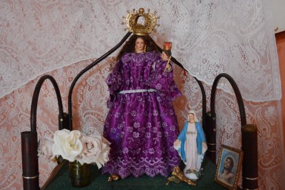 Las imágenes religiosas   abundan en la casa de la familia del Job machacheño.