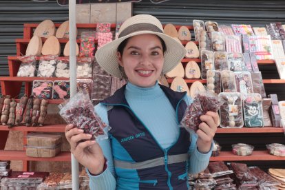 La guapa Gatita y sus productos que la hicieron famosa en redes sociales.