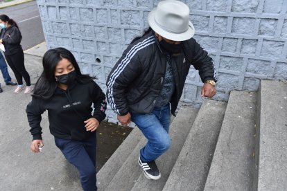 Los parientes del fallecido llegaron a la morgue de la policía para retirar el cadáver.