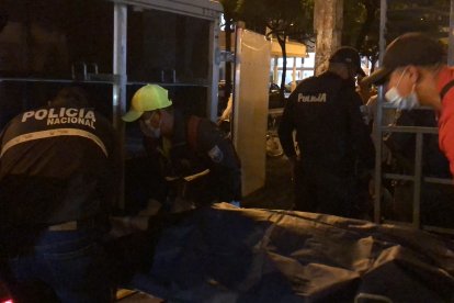Las autoridades trasladaron el cuerpo de Víctor hasta la morgue.