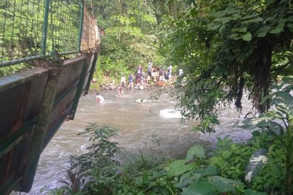 La estructura con el daño sobre el río Puyo.