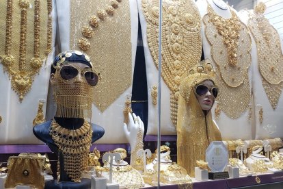 No son vestidos, sino artículos de oro. Se imaginan salir a la calle vestido así...