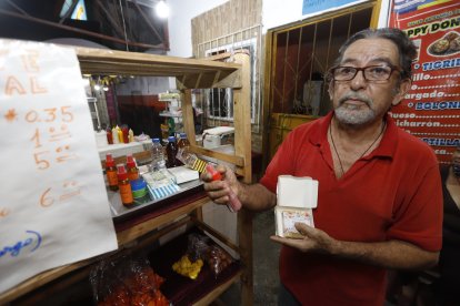 El zarumeño elabora jabones y ungüentos hechos a base de cannabis, además de chocolates.