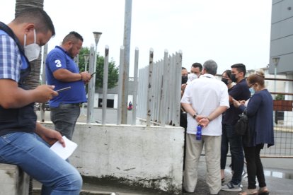 Familiares de Álex Cedeño acudieron al Laboratorio de Criminalística. Evitaron dar versión del hecho. Solo un hermano habló para este Diario.