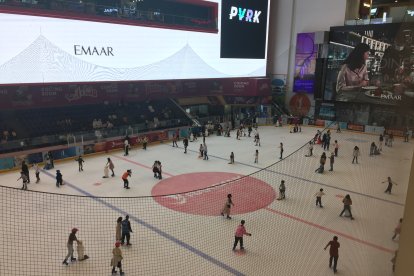 Ver la pista de hielo en el Dubái Mall es una locura.