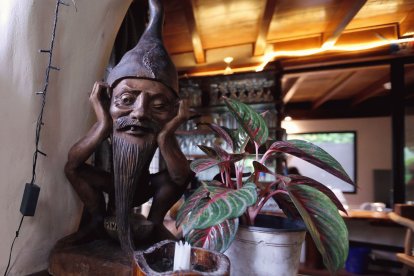 En varios negocios de Mindo existen duendes a la entrada.