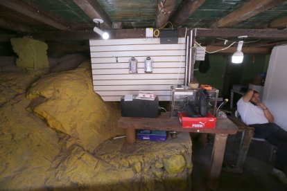 La familia de Sacoto convive con la roca en la que supuestamente aparecen duendes.