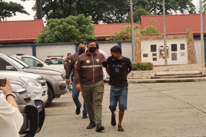 A los sospechosos, Job Benálcazar y Bryan Limones, les encontraron paquetes con droga.