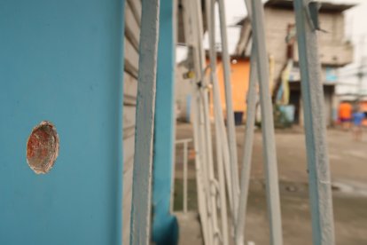 La bala rebotó en esta pared y entró en cabeza de la niña, quien falleció en un hospital.