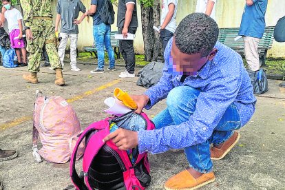Douglas fue uno de los jóvenes que llegó hasta Guayaquil para acuartelarse. En su maleta llevaba ropa y artículos de aseo personal.
