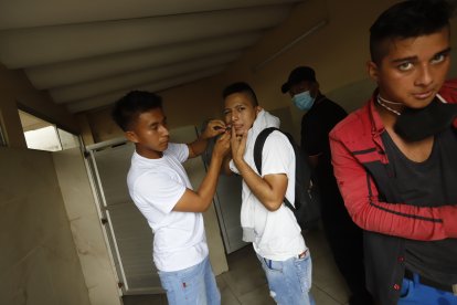 Entre ‘panas’ les tocó ‘arrancarse’ los ‘brackets’. Era obligatorio para pasar las pruebas.