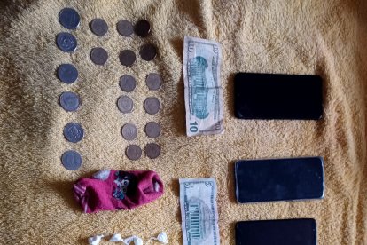 La mujer tenía varios celulares con los que al parecer se contactaba con los consumidores.