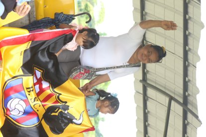 Mariana Bustamante (c) junto a sus nietas Luciana (d) y Luana Peñaherrera (i) en el partido de Barcelona.