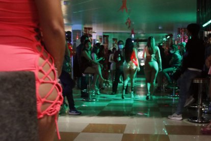 Algunas lo harían en el anonimato, pues sus familias no saben a lo que se dedican.