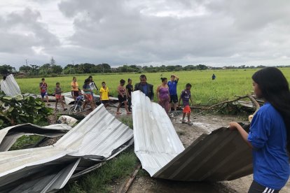 Los habitantes recuperaron las hojas de zinc que volaron por los cultivos.