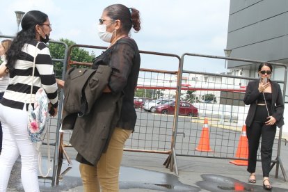 Uno de los parientes sostiene el uniforme que lo acompañara hasta su última morada.
