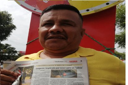 Édison Hemba muestra orgulloso su suerte: abrió EXTRA y se llevó 200 dólares.