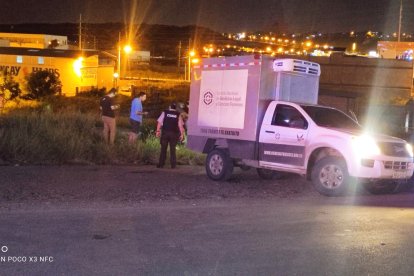 Miembros de la policía acudieron hasta el punto para levantar los cuerpos.