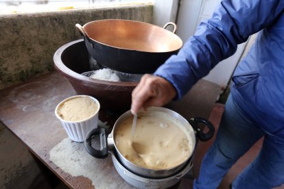 La paila y el hielo seco son esenciales para hacer el producto.