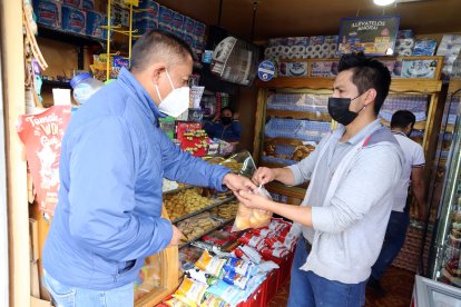 Cuando recorre el barrio para comprar algo, los vecinos siempre lo saludan atentos.