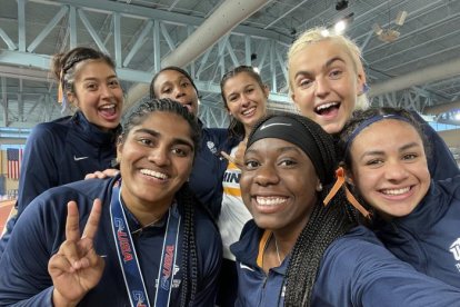 La deportista junto a la selección de la Universidad Texas en El Paso (UTEP) de donde es becada.
