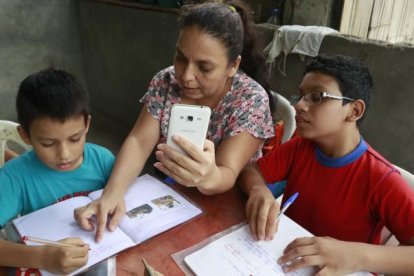 Durante la pandemia, el celular fue la mejor herramienta de estudios de los niños.