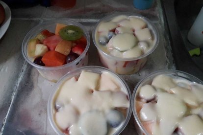 Con pedazos de frutas frescas puede saciarse hasta que se sirva la comida principal.