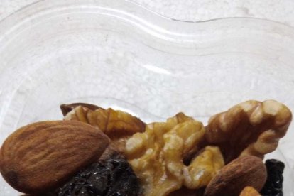 Pequeñas porciones de nueces, almendras están entre las recomendadas.