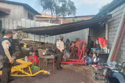 En el taller mecánico dispararon a dos personas.