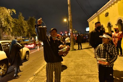 César Quishpe ofrecía caramelos y tabacos a los asistentes.