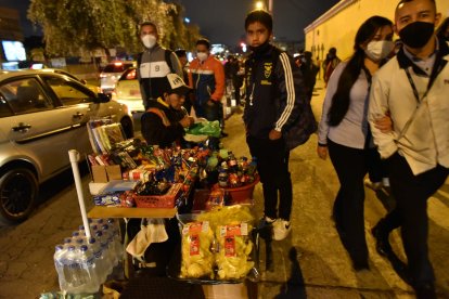 Muchas personas pusieron sus puestitos para ofrecer dulces, gaseosas y demás.