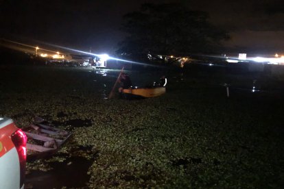 En bote fueron sacados los restos mortales del muchacho.