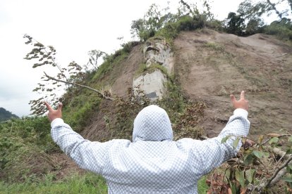 Personas llegan a visitar al Poder Brutal y rezan.